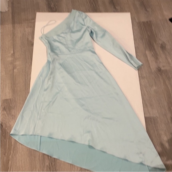 Alice + Olivia DORA ASYMMETRICAL OFF
SHOULDER DRESS - Picture 7 of 8